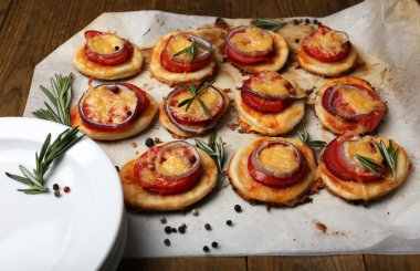 Küçük pizza pişirme kağıdı üzerinde kapat