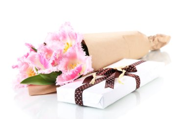 güzel laleler ve üzerinde beyaz izole hediye kutusu