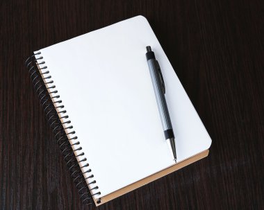defter kalem rengi ahşap zemin ile