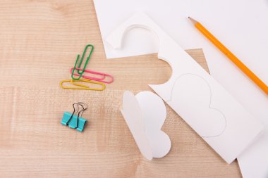 Kelebek ve ahşap zemin üzerine kalem kağıt kesmek