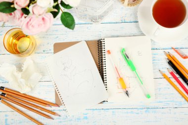 defter ve kalemler üzerinde ahşap masa yakın çekim kompozisyonu