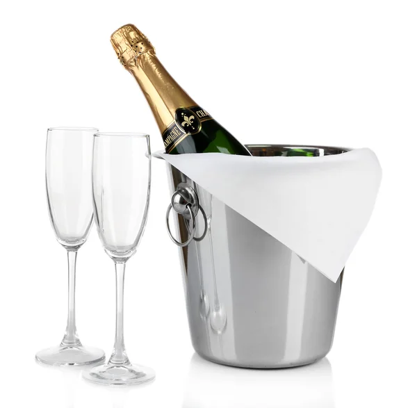 Flasche Champagner in Eimer und leeren Gläsern, isoliert auf weiß — Stockfoto
