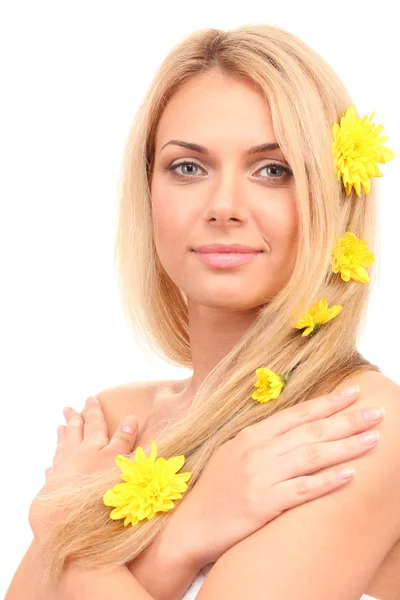 Mulher bonita com um crisântemos amarelo brilhante em seu cabelo no fundo branco close-up — Fotografia de Stock