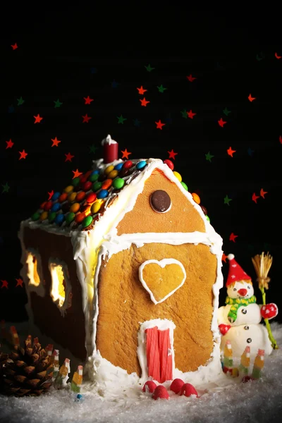 Lebkuchenhaus auf dunklem Hintergrund — Stockfoto