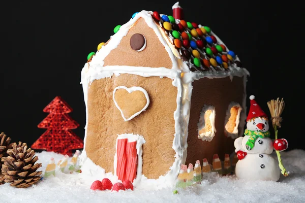 Lebkuchenhaus auf schwarzem Hintergrund — Stockfoto