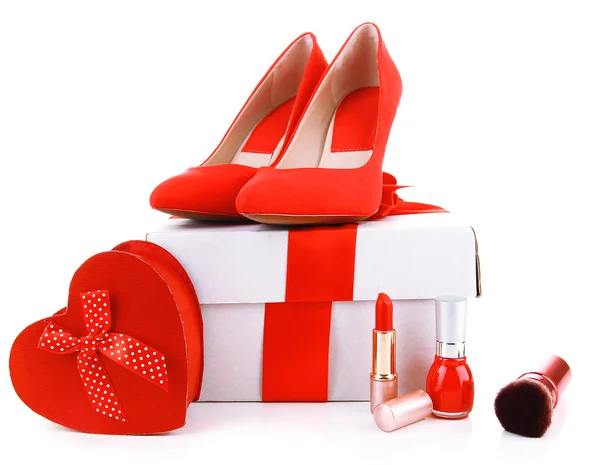 Hermosos zapatos femeninos rojos, caja de regalo y cosméticos, aislados en blanco — Foto de Stock