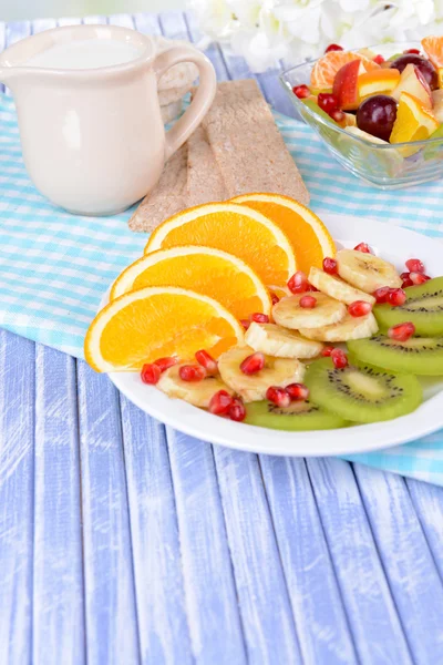 Frutas frescas dulces en el plato en primer plano de la mesa — Foto de Stock