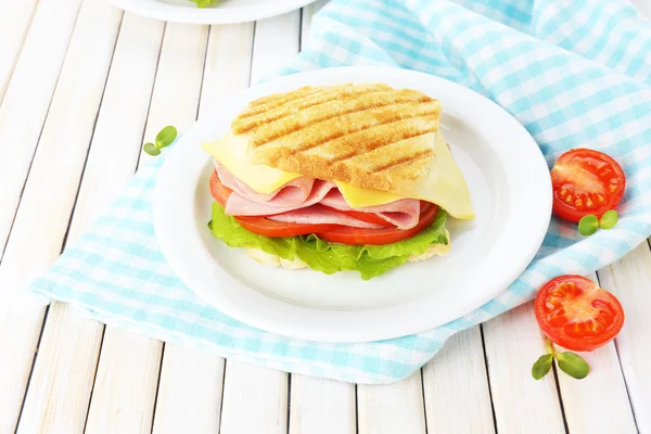 Sabroso sándwich con jamón sobre mesa de madera —  Fotos de Stock