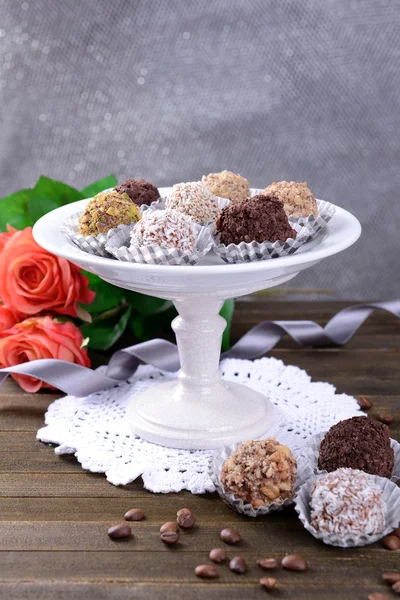 Set von Schokoladenbonbons auf dem Tisch auf grauem Hintergrund — Stockfoto