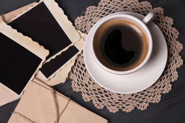 Kahve fincanı ve ahşap zemin üzerinde eski boş fotoğraf — Stok fotoğraf