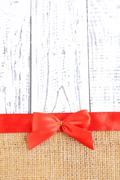 Pytloviny s color ribbon a luk na dřevěné pozadí — Stock fotografie
