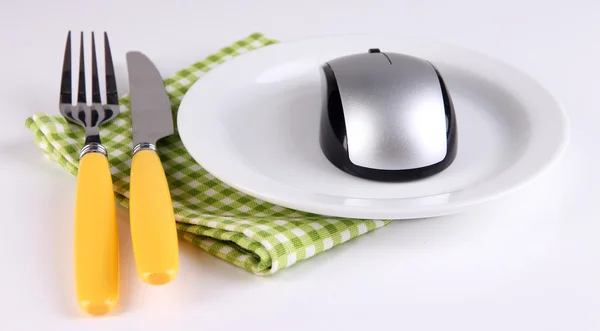 Ratón de ordenador en placa con tenedor y cuchillo aislado en blanco — Foto de Stock