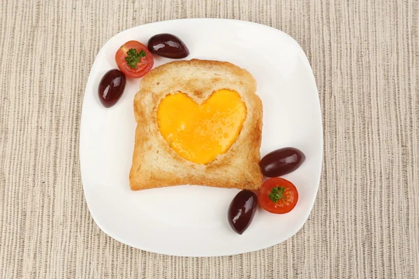 Huevos revueltos con pan en plato, en servilleta de color — Foto de Stock