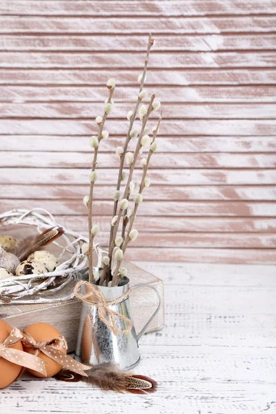 Hermosa composición de Pascua en mesa de madera — Foto de Stock