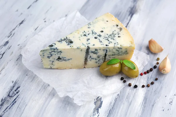 Queijo azul saboroso na mesa de madeira velha — Fotografia de Stock