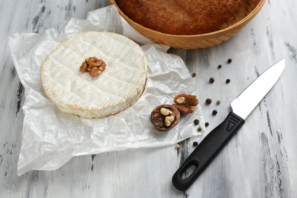 Schmackhafter italienischer Käse und Brot auf Holztisch — Stockfoto