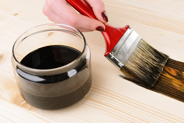 Applicazione della vernice protettiva al pannello di legno primo piano — Foto Stock