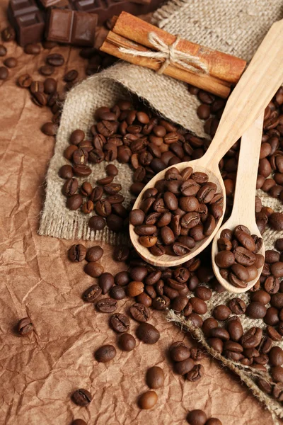 Kaffeebohnen auf dem Tisch in Großaufnahme — Stockfoto