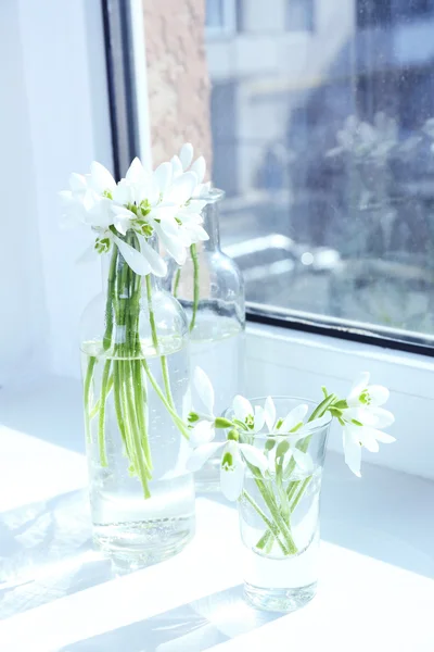 Krásná kytice sněženky v vázy na parapetu — Stock fotografie