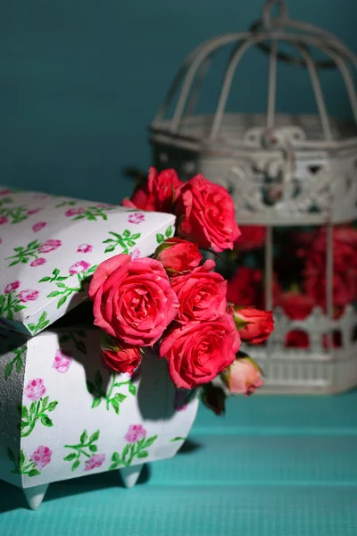 Hermosas rosas rosadas pequeñas, sobre fondo azul — Foto de Stock