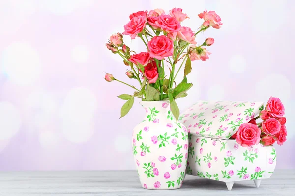 Mooie kleine roze rozen, op lichte achtergrond — Stockfoto