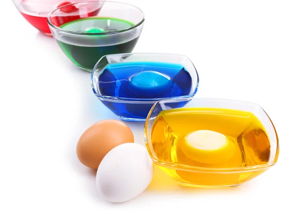Чаши с краской для пасхальных яиц и яиц, изолированные на белом — стоковое фото