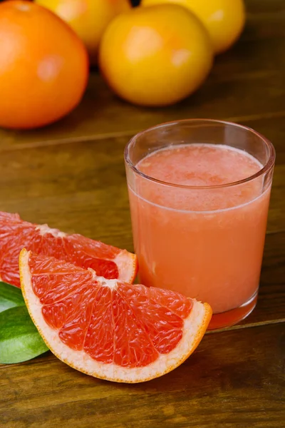 Rijp grapefruit met sap op tafel close-up — Stockfoto