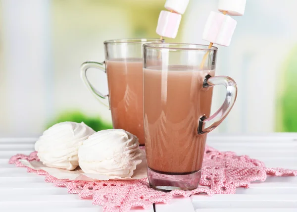 Heiße Schokolade mit Marshmallows, auf hellem Hintergrund — Stockfoto