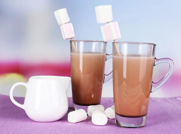 Heiße Schokolade mit Marshmallows, auf hellem Hintergrund — Stockfoto