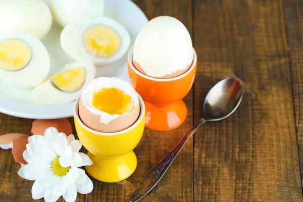 Gekochte Eier auf farbigem Holzhintergrund — Stockfoto