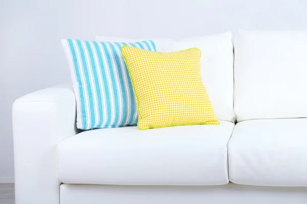 Biała kanapa z kolorowe poduszki w pokoju — Zdjęcie stockowe