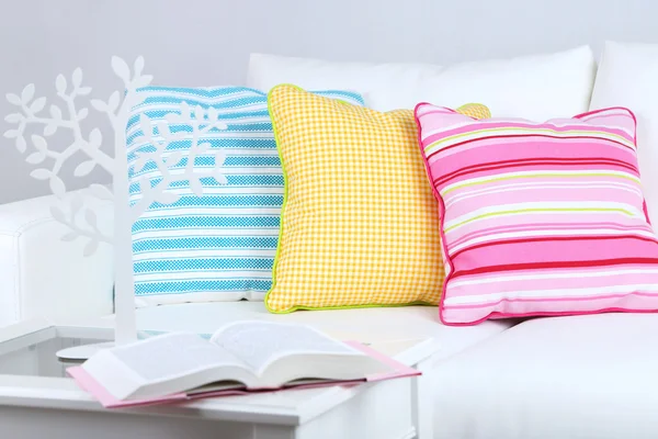 Sofá branco com travesseiros coloridos no quarto — Fotografia de Stock