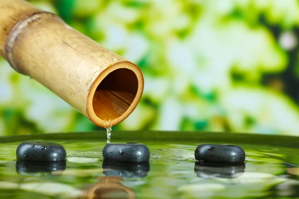 Spa Stilleben med bambu fontän, på ljus bakgrund — Stockfoto