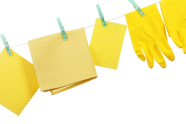 Esponjas de cocina y guantes de goma colgando de una cuerda aislada en blanco — Foto de Stock