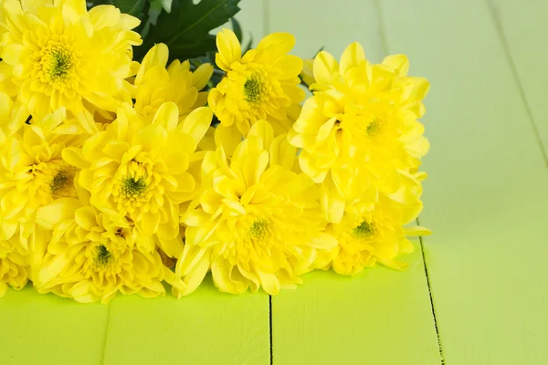 Hermosas flores de crisantemo en la mesa de madera de cerca — Foto de Stock
