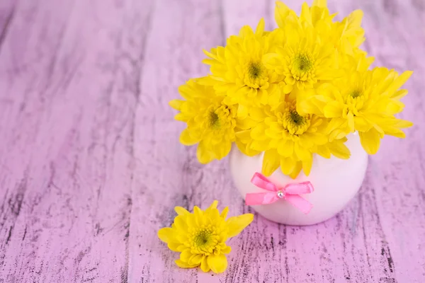 Mooie chrysant bloemen in vaas op houten tafel close-up — Stockfoto