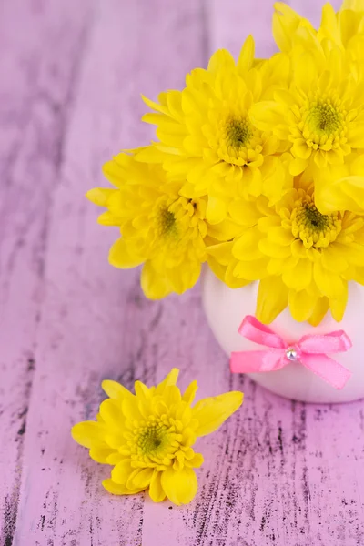 Lindas flores de crisântemo em vaso na mesa de madeira close-up — Fotografia de Stock