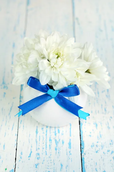 Hermosas flores de crisantemo en jarrón en la mesa de madera de cerca — Foto de Stock