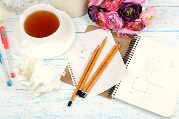 Sammansättning anteckningsbok med pennor på träbord närbild — Stockfoto