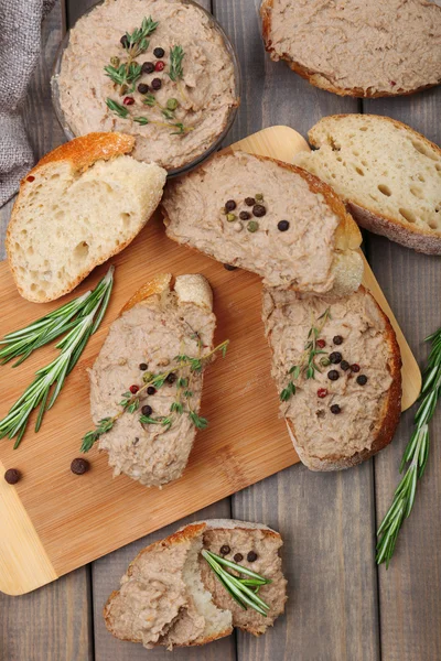 Paté fresco con pan en mesa de madera —  Fotos de Stock