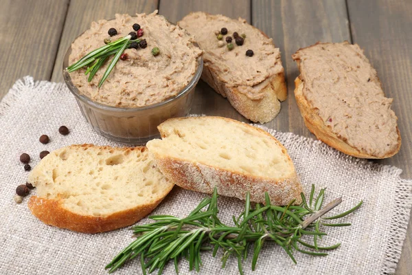 Pâté frais avec pain sur table en bois — Photo