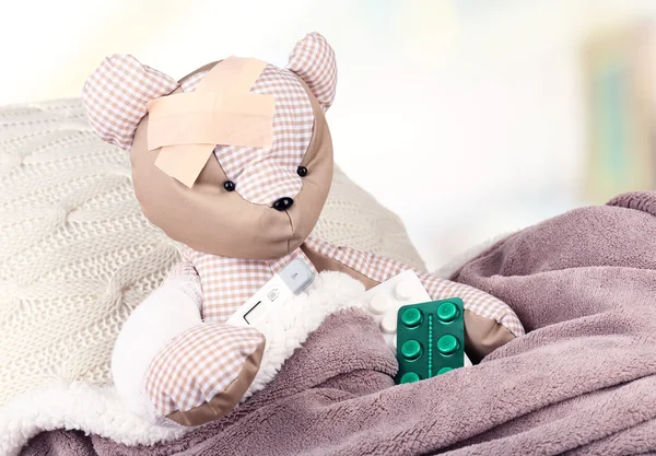ベッドのクローズ アップの病気クマ — ストック写真