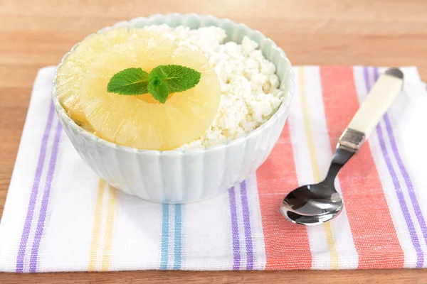 Tigela de queijo cottage saboroso com abacaxi na mesa de madeira — Fotografia de Stock