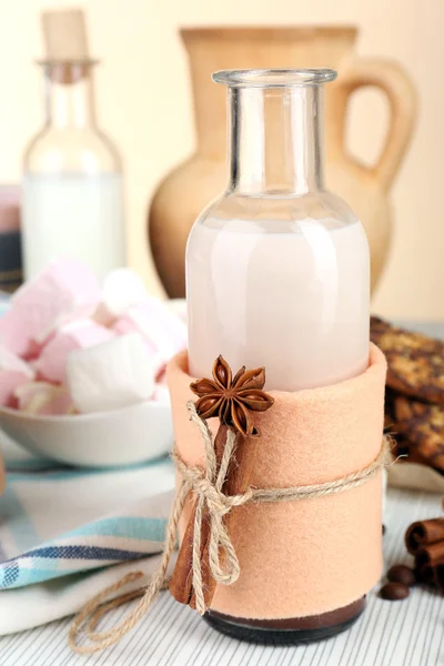 Tasse de boisson chaude décorée en feutre sur table en bois — Photo