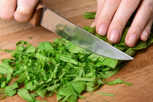 Chopped sorrel on wooden board close-up — Stock Photo, Image