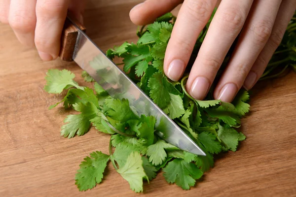 Cilantro picado sobre tabla de madera de cerca — Foto de Stock