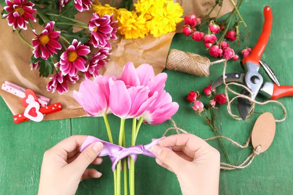 Žena ruce skládání krásné kytice, close-up. květinářství v práci. konceptuální fotografie — Stock fotografie