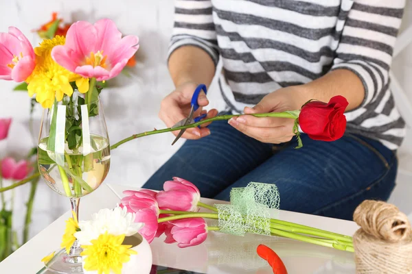 Frauenhände komponieren schöne Bouquet, Nahaufnahme. Florist bei der Arbeit. Konzeptfoto — Stockfoto