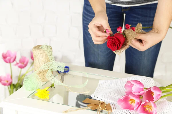 Vrouwelijke handen componeren mooi boeket, close-up. bloemist op het werk. conceptuele foto — Stockfoto