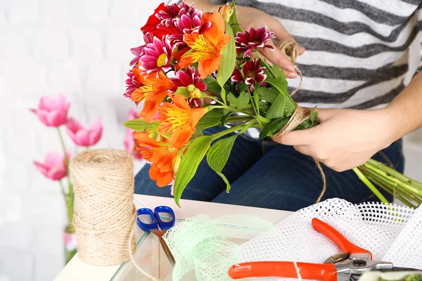 Female hands composing beautiful bouquet, close-up. Florist at work. Conceptual photo — Stock Photo, Image